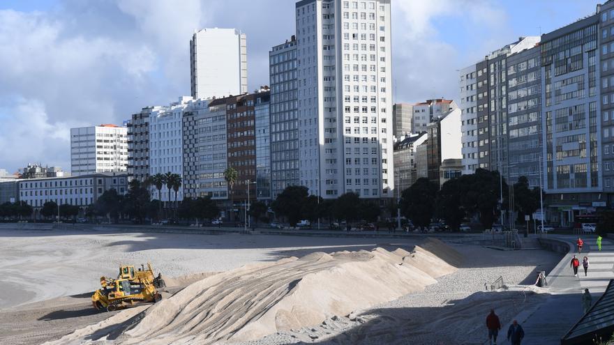 La duna de Riazor comienza a levantarse