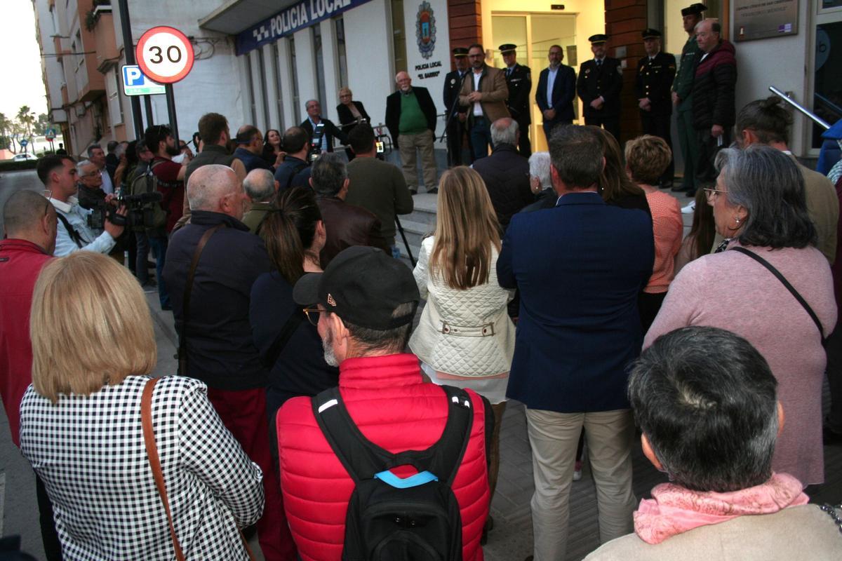 Decenas de vecinos acudían a la inauguración oficial del cuartel de la Policía Local en el Barrio, en la noche de este miércoles.