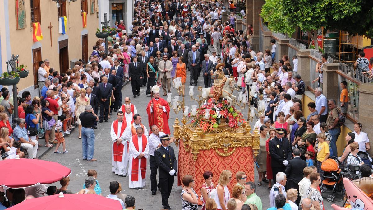 Una imagen de la procesión principal de Las Fiestas Mayores de Santiago, que se celebran a partir de hoy en el municipio de Gáldar.