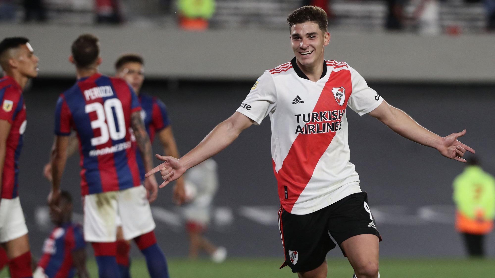 Julián Álvarez celebrando un gol frente a San Lorenzo en El Monumental | AFP