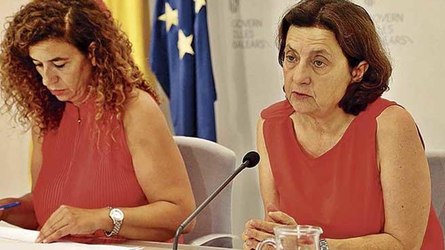 Fina Santiago, consellera de Asuntos Sociales, junto a la portavoz del Govern, Pilar Costa.