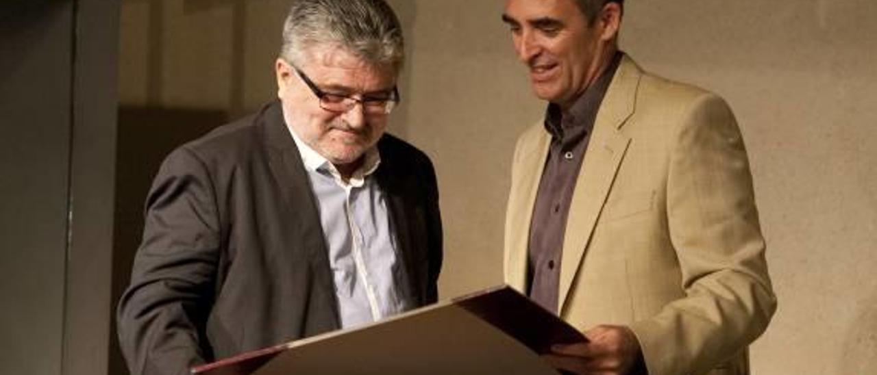 El escritor Josep Franco recibe el premio de narrativa de Xàtiva