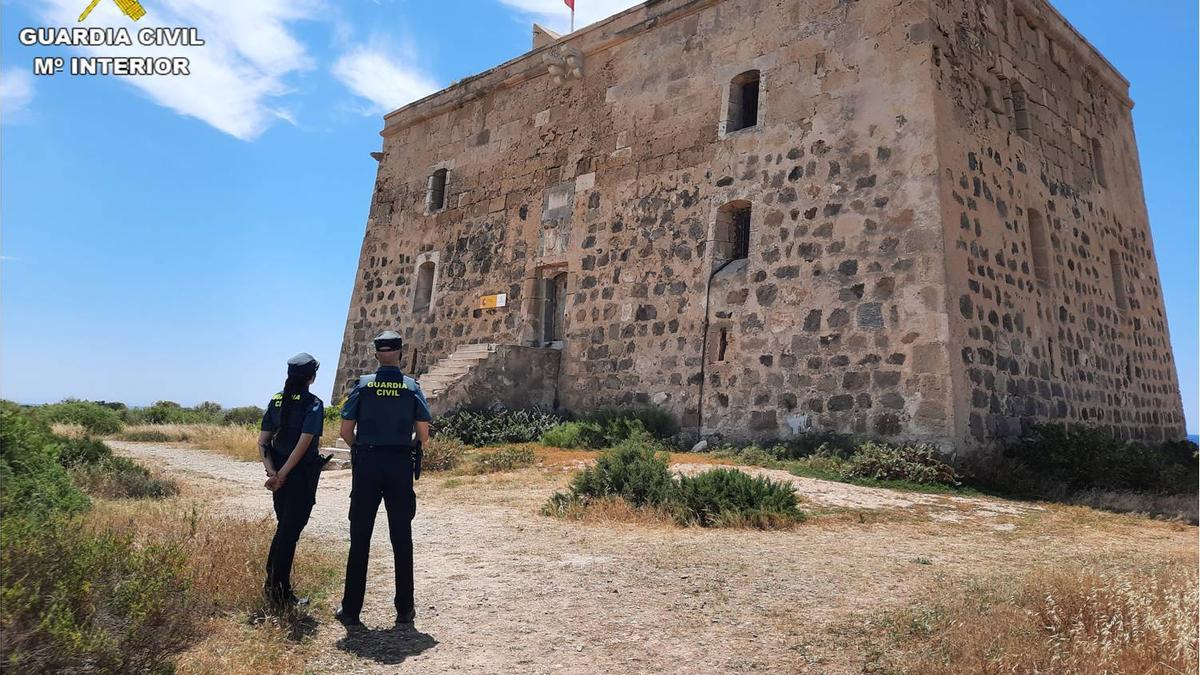 La Guardia Civil refuerza la seguridad en la isla de Tabarca durante el verano