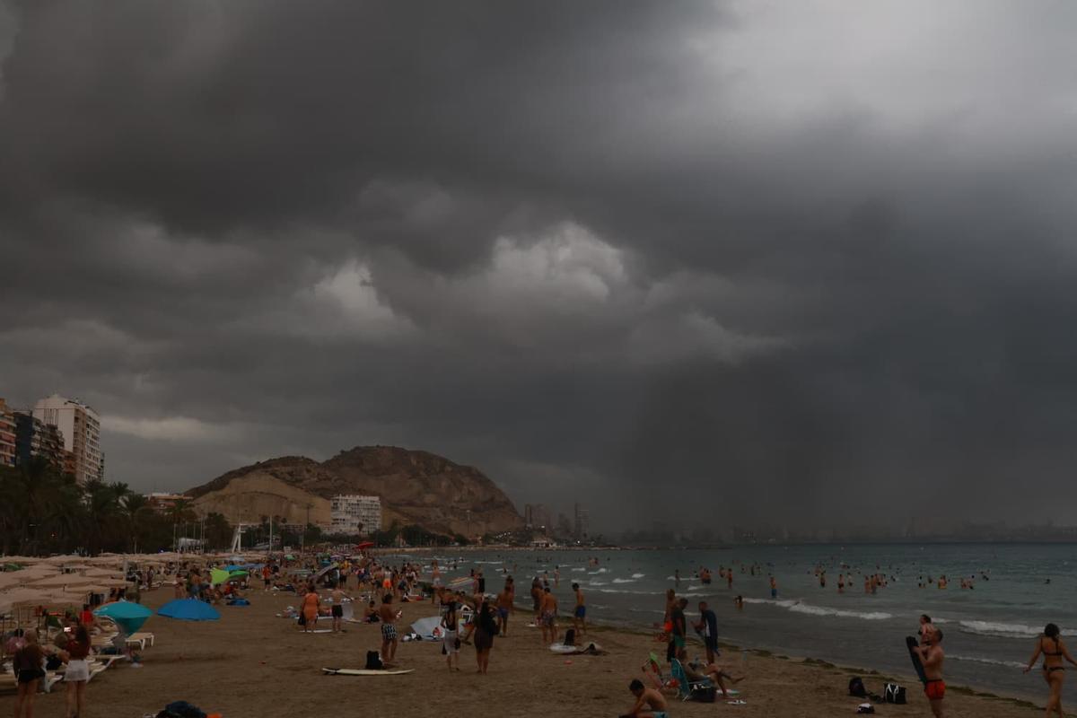 Así ha llegado la tormenta a la playa del Postiguet de Alicante