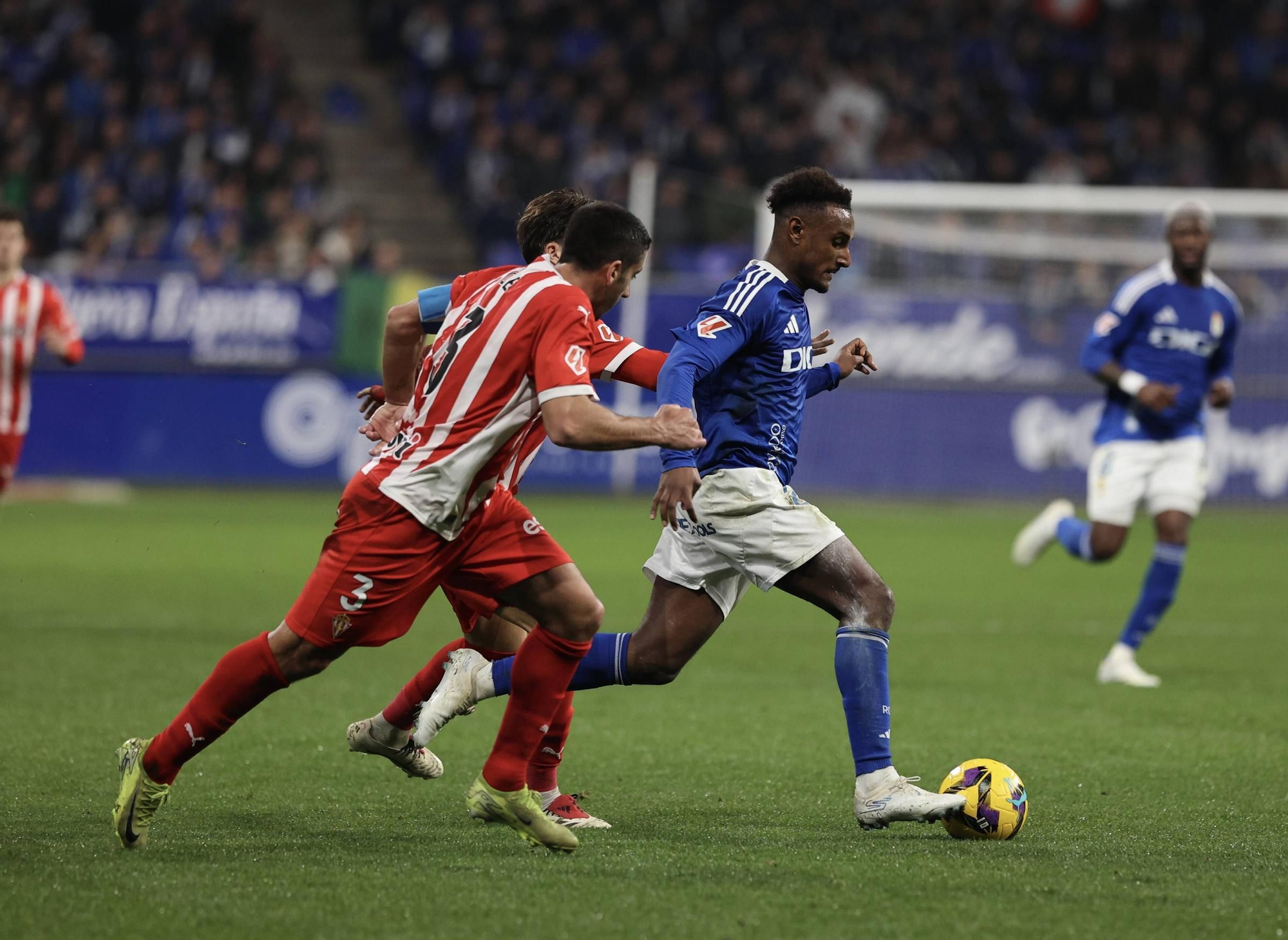 Así fue el derbi asturiano: todas las fotos del encuentro entre el Oviedo y el Sporting en el Tartiere