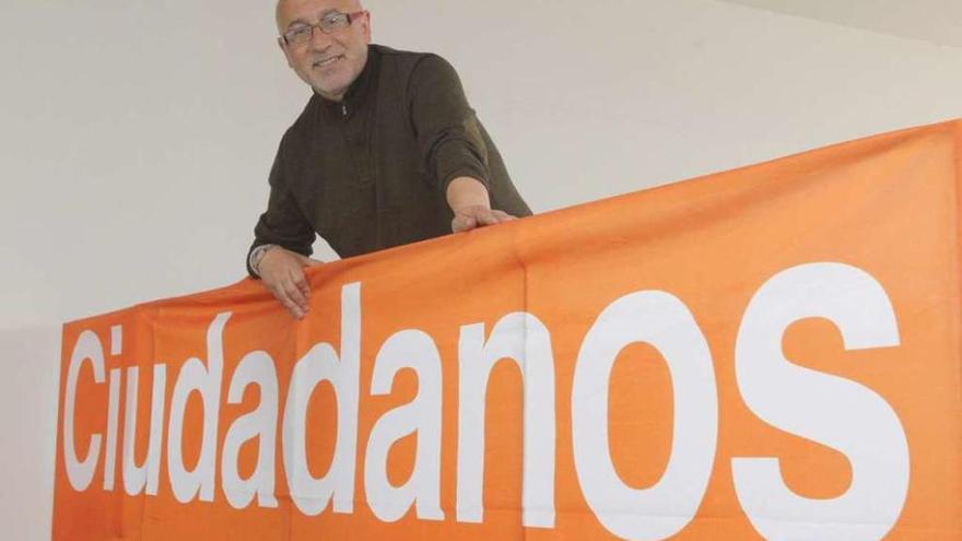 O candidato de Ciudadanos pola Coruña, José Canedo, na sede do partido en Santiago.