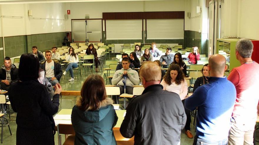 Presentación del ciclo medio de Emerxencias a sus primeros alumnos en el IES Antón Losada Diéguez. // Bernabé / Noelia Porta