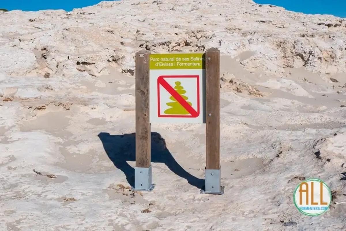 Señal prohibiendo esta práctica en Formentera (Baleares)