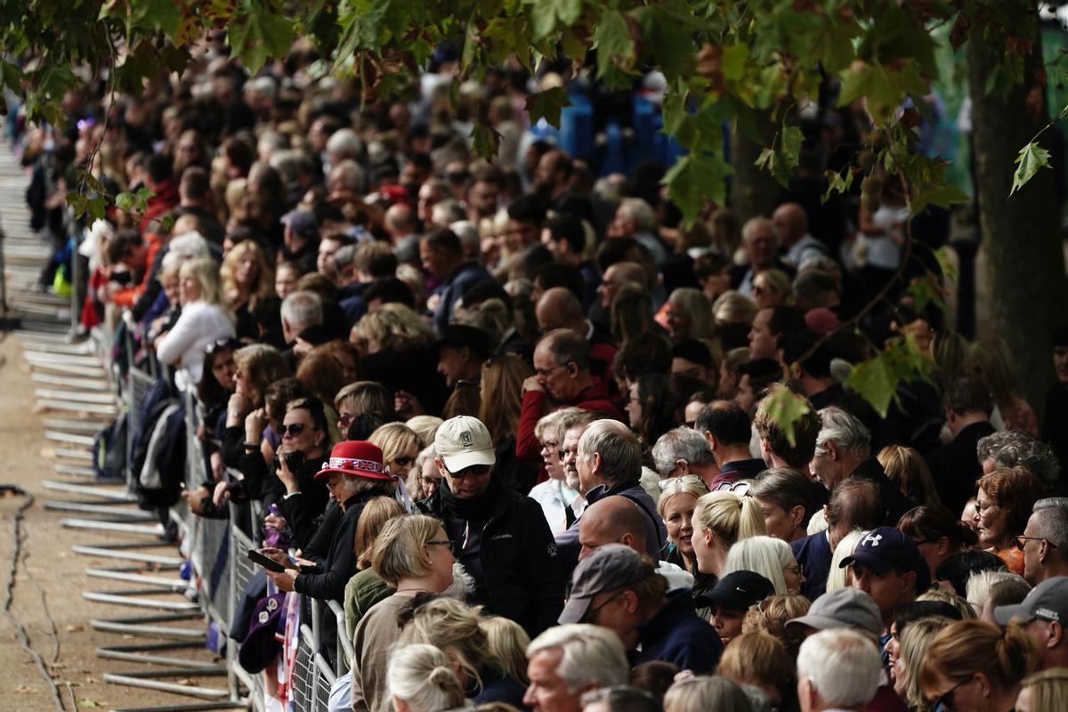 Una multitud se agolpa a lo largo del Mall, en Londres, esperando el inicio del recorrido del féretro de Isabel II hacia Westminster.