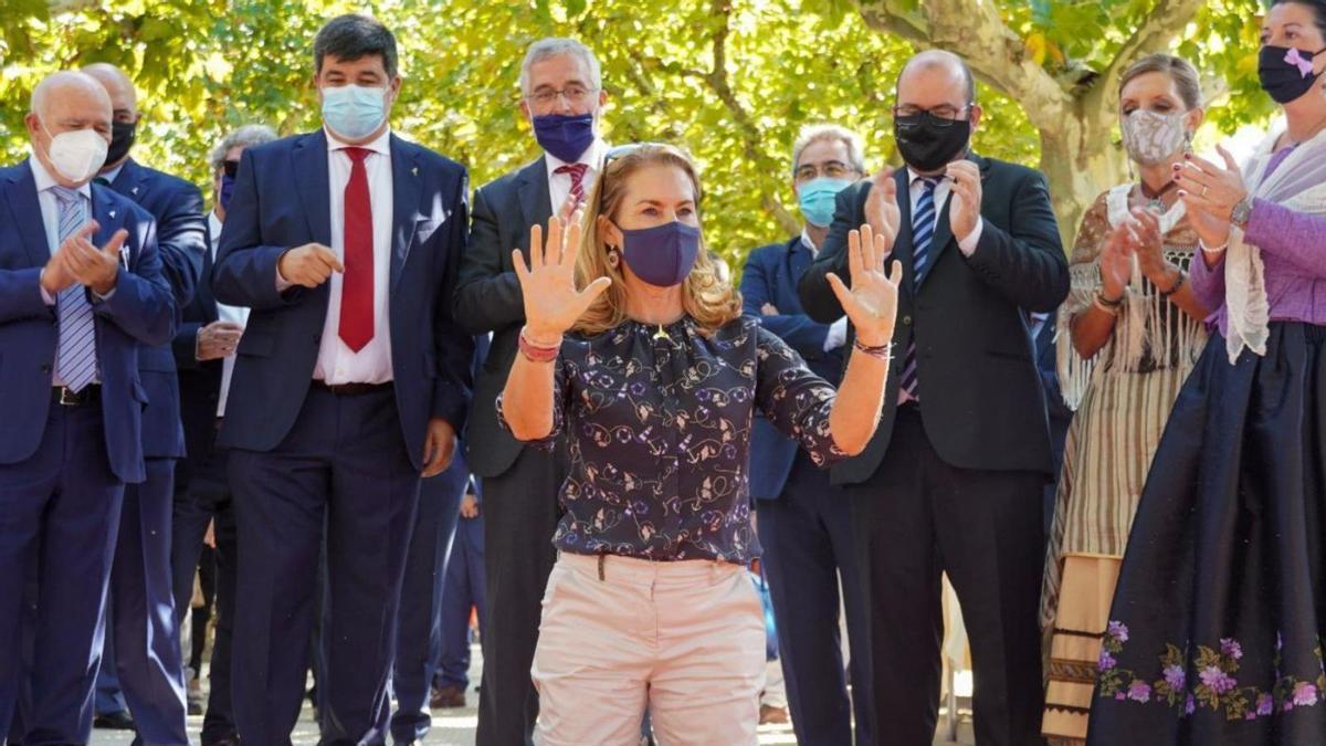 Theresa Zabell dejó estampadas sus manos en una hoja de vid de cemento ante la mirada de las autoridades. | SERVICIO ESPECIAL