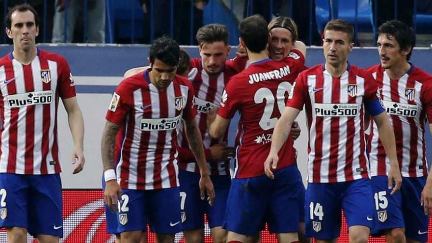 Los compañeros felicitan a Torres por su gol ante el Celta.