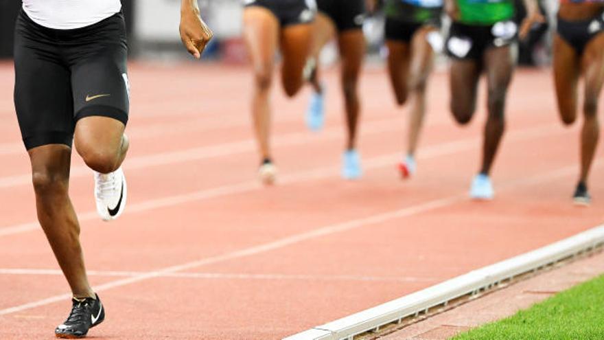 Atletas en una prueba de atletismo.