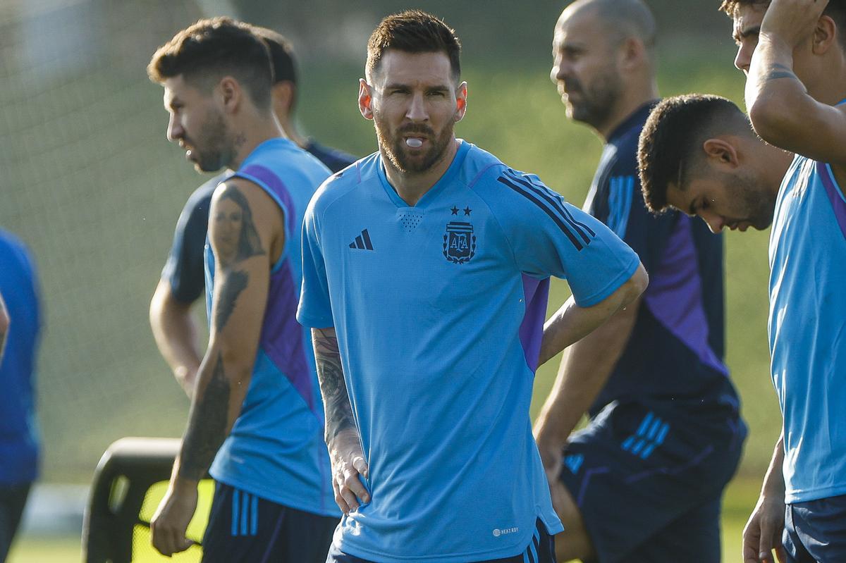 Lionel Messi participa en un entrenamiento de su selección este lunes en el campo de fútbol de la Universidad de Catar.