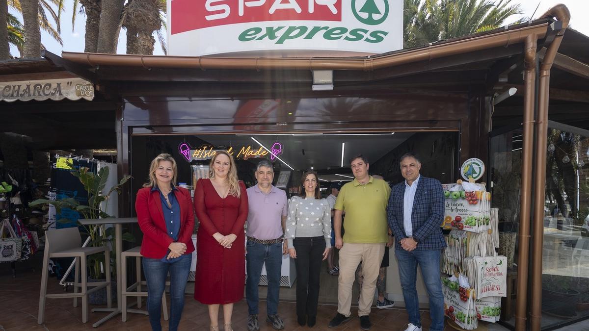 Representantes de SPAR Grna Canaria en la apertura de SPAR Express Oasis.