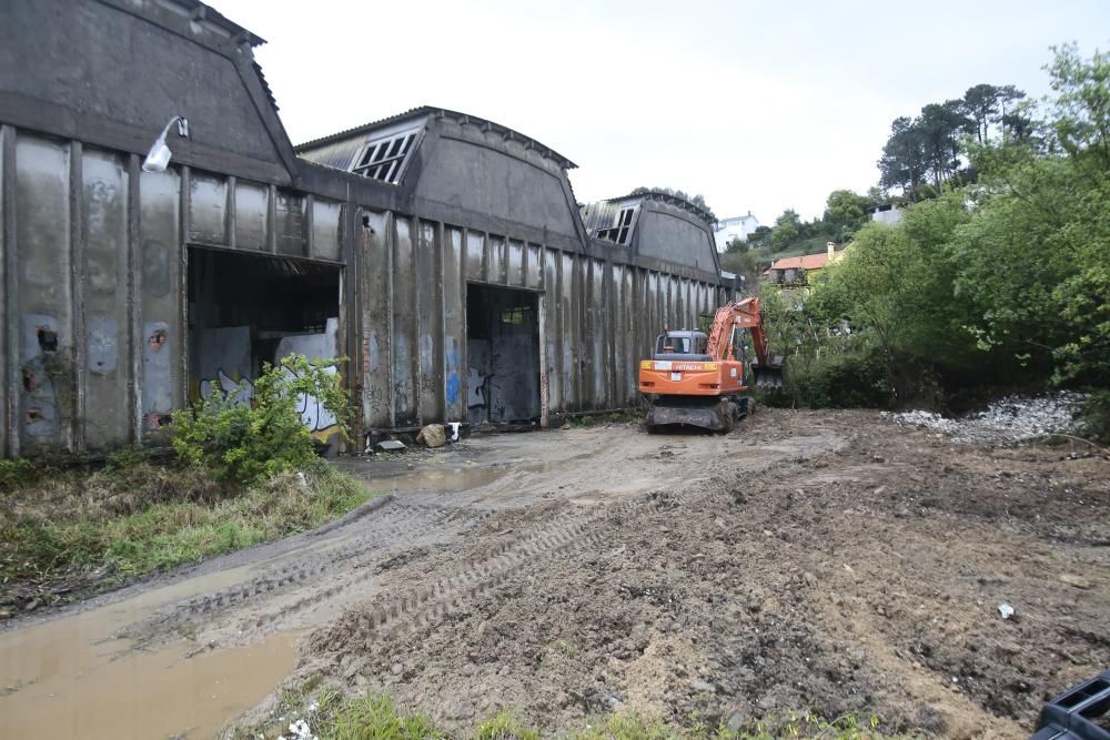 Los dueños de GEA en Coruxo retiran los escombros de su finca