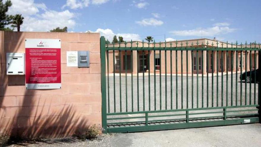 El centro cuenta con una residencia de discapacitados psíquicos con veinte internos.