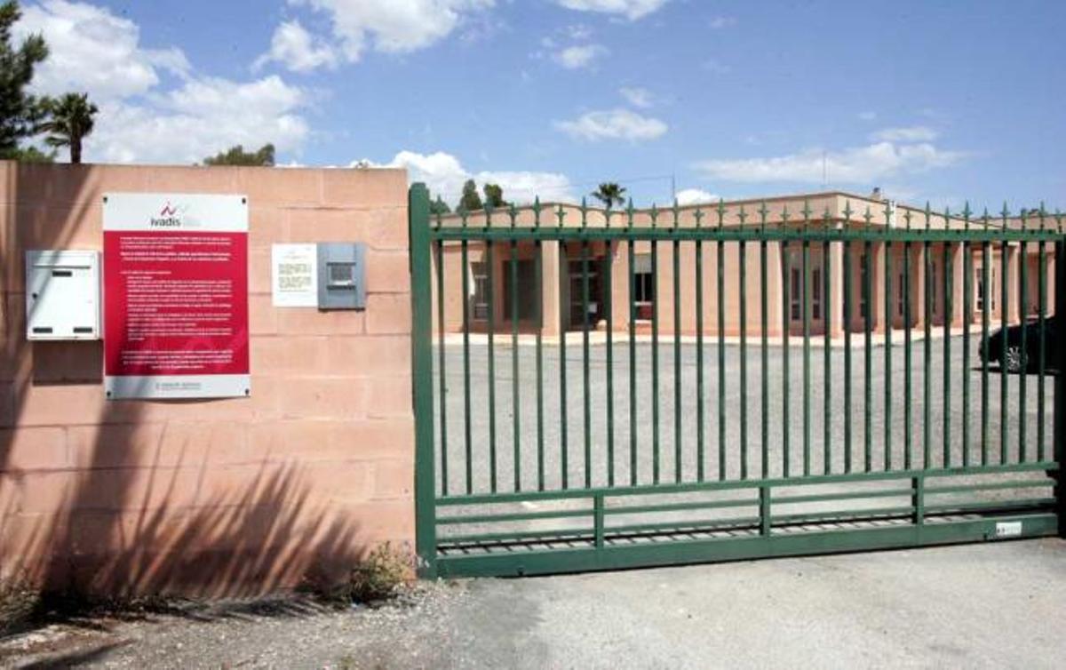 El centro cuenta con una residencia de discapacitados psíquicos con veinte internos.
