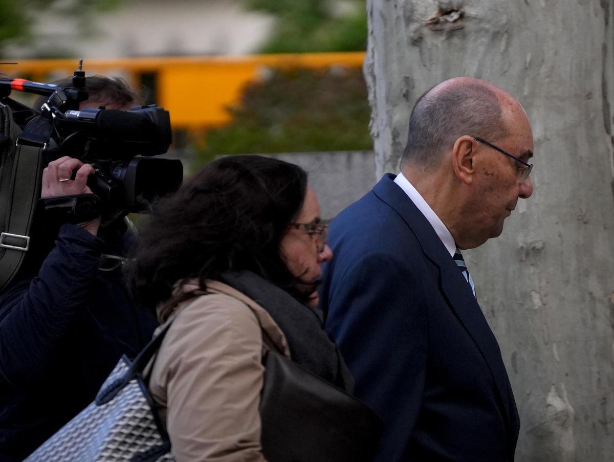 El cofundador de Vox y exdirigente del PP Alejo Vidal Quadras junto a su abogada Carmen Ladrón de Guevara