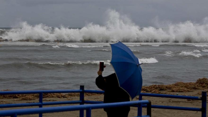 Grandes olas en la playa del Postiguet