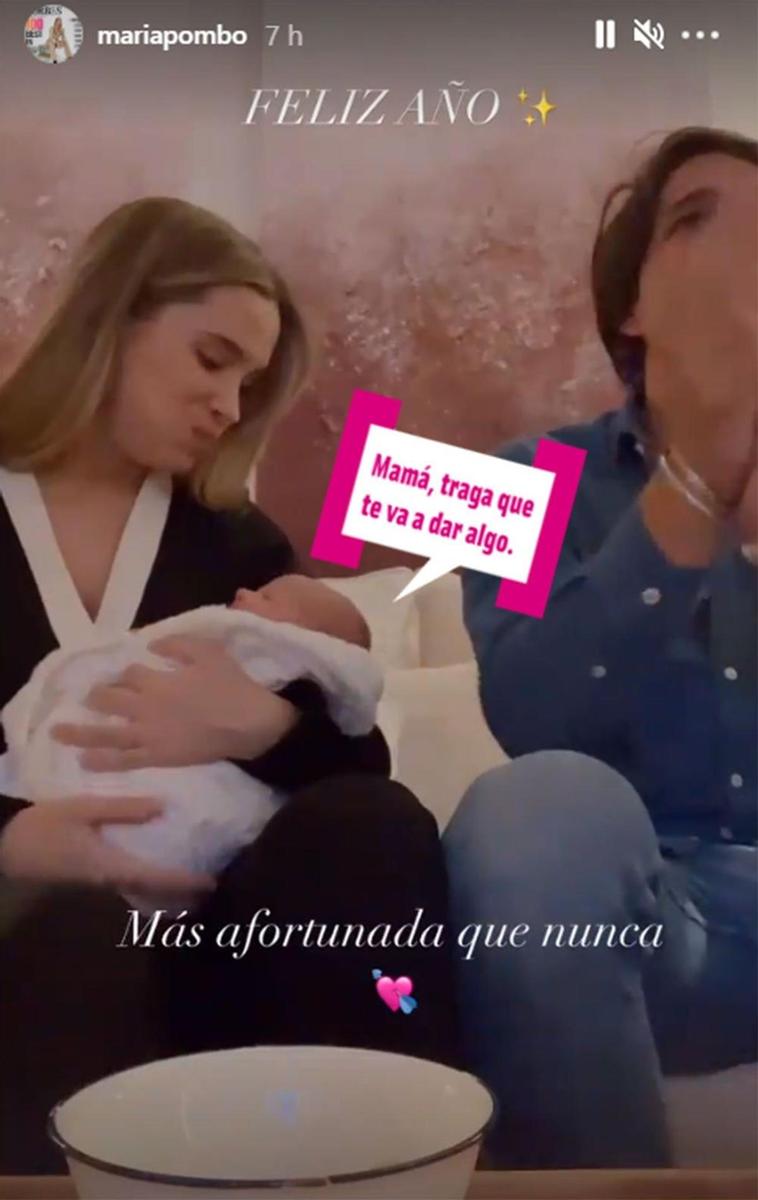 María Pombo mirando a Martín mientras intenta tragarse las uvas