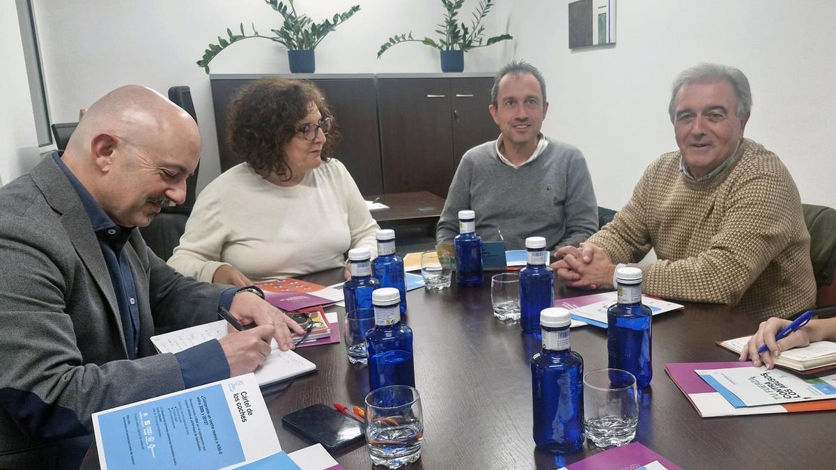 De izquierda a derecha, el director general de Consumo, Faustino Zapico; la viceconsejera de Derechos Ciudadanos, Beatriz González; el consejero de Ordenación de Territorio, Urbanismo, Vivienda y Derechos Ciudadanos, Ovidio Zapico, y el presidente de la Unión de Consumidores de Asturias, Dacio Alonso.