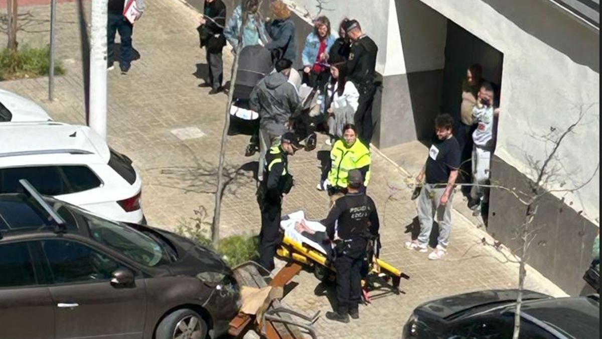 La mujer herida, ya en la camilla, junto al banco destrozado.