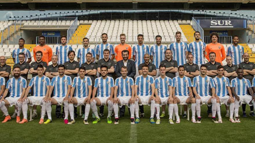 La plantilla posa para la foto oficial con Al-Thani presidiendo