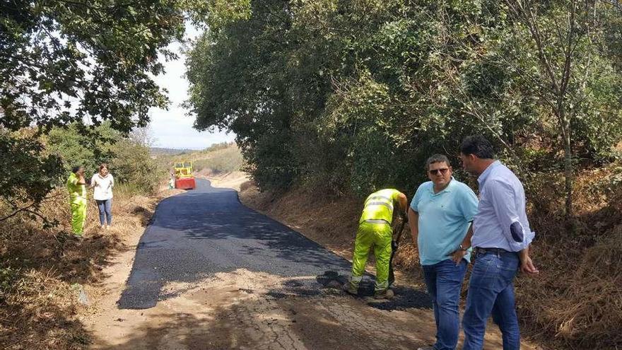 Trabajos de pavimentación de esta pista que presentaba un gran deterioro.