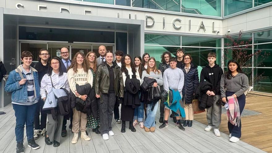 Visitantes y anfitriones ante la Sede Judicial de Langreo