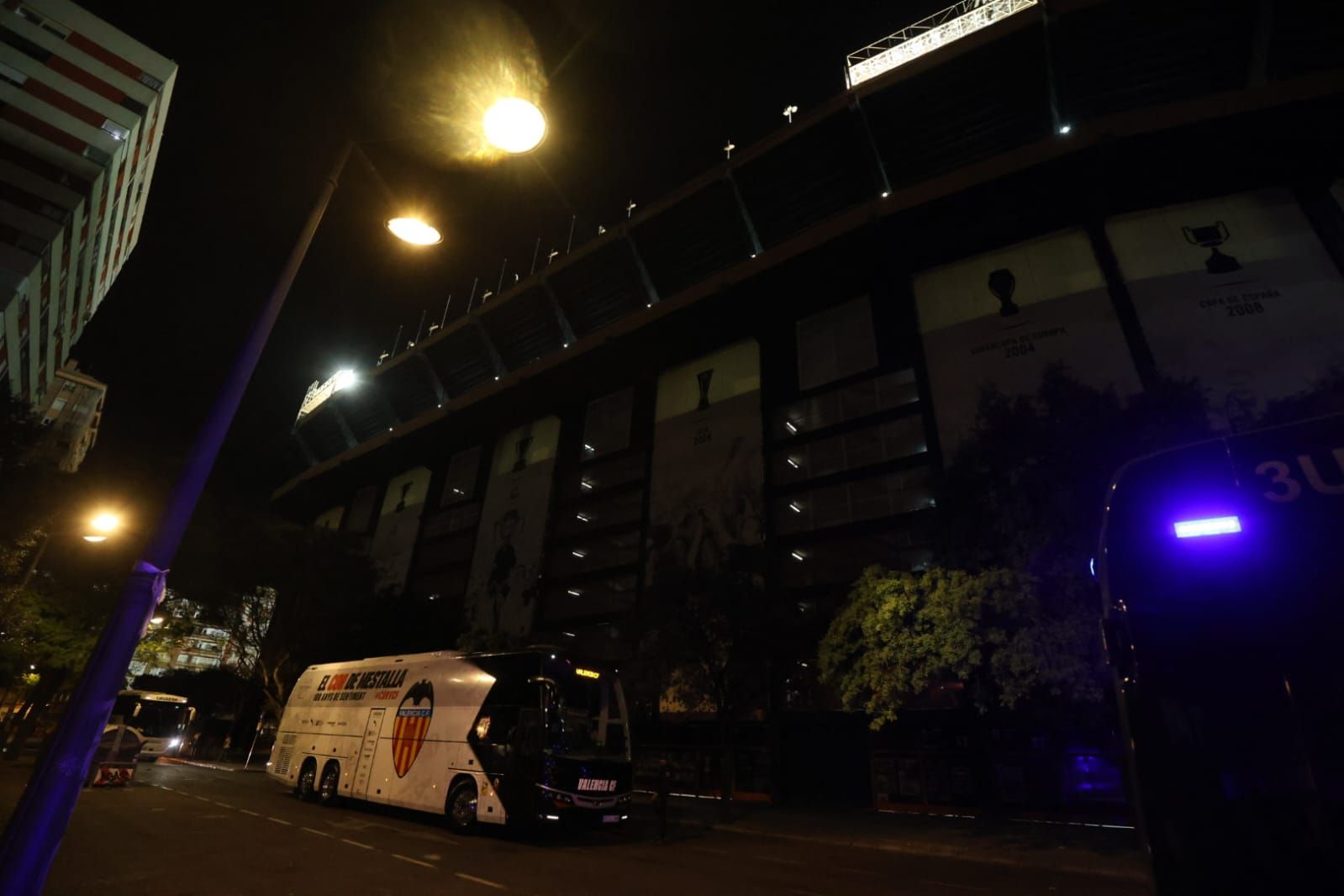 El Valencia huye de Mestalla por la puerta de atrás