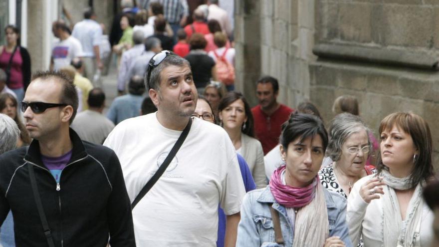 Turistas e peregrinos camiñan pola zona vella da cidade / a. hernández