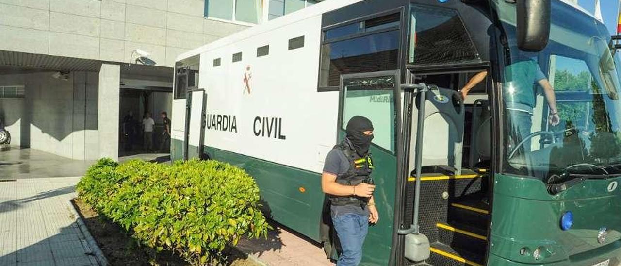 Un autobús de la GUardia Civil tras una operación de drogas ante los juzgados de Vilagarcía. // I.Abella