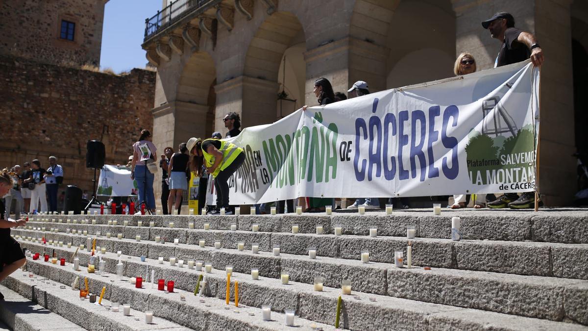 Protesta del 'No a la mina' en la Plaza Mayor de Cáceres
