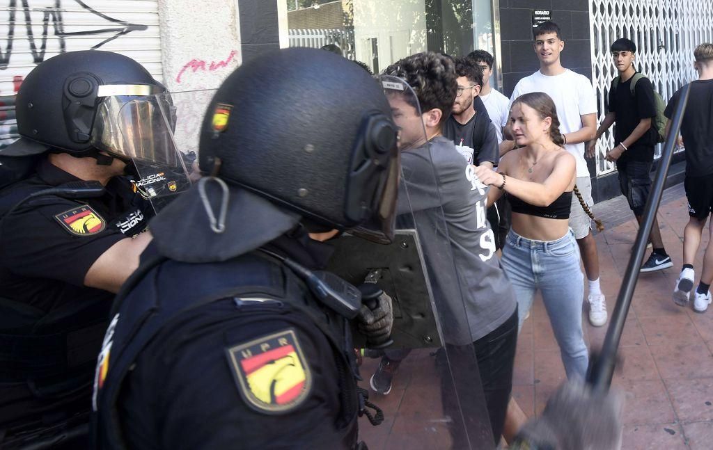 Todas las imágenes de la protesta por la Ebau y las cargas policiales junto a la Consejería de Educación