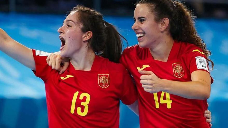Martita, con el 13, celebra un gol junto a Irene Córdoba. |  FIFA