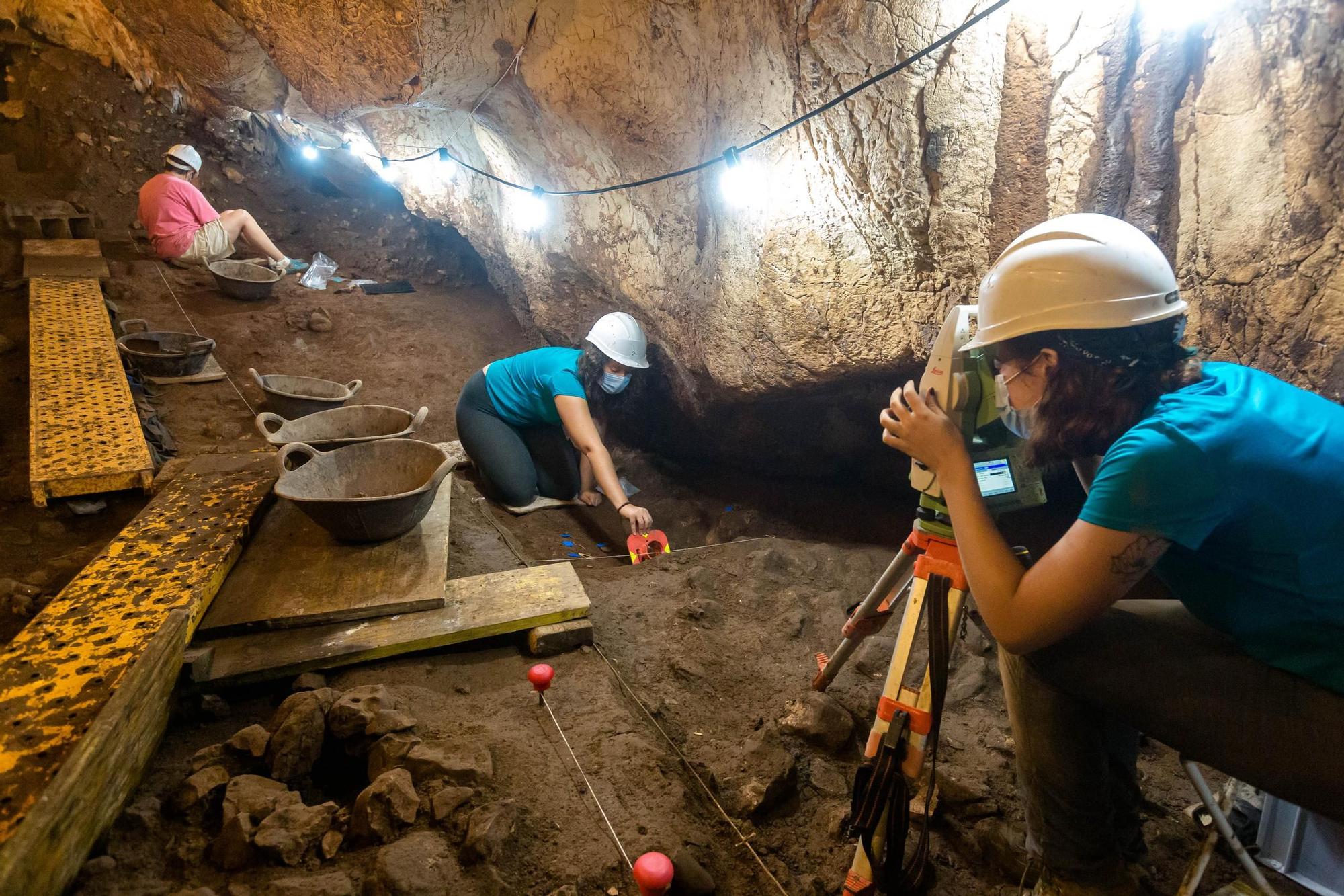 5.000 años enterrados en la Cova del Randero