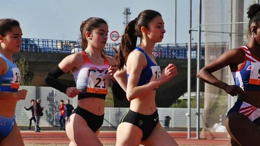 Bethelhem Manzano, a la dreta, liderant la cursa sub-18 i sub-20 de 5.000 metres