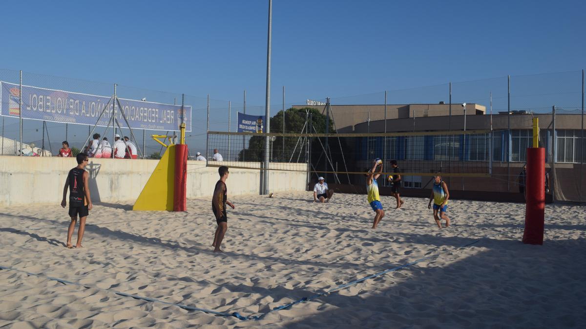 Jugadores de vóley playa en un encuentro deportivo en el CIVP.