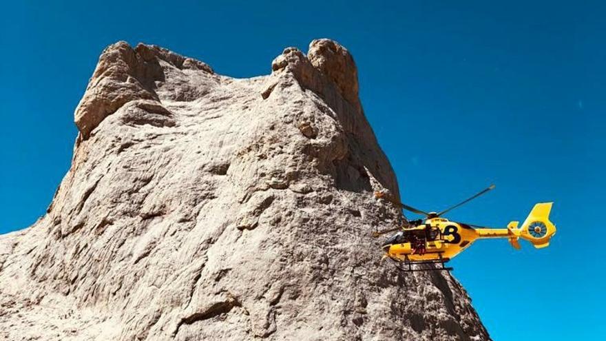 El helicóptero, durante el rescate del Urriellu.