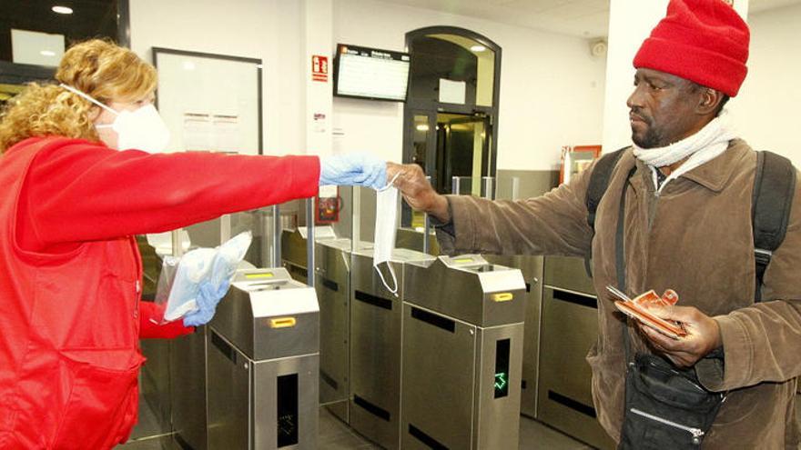 Repartiment de mascaretes a l&#039;estació de trens de Blanes