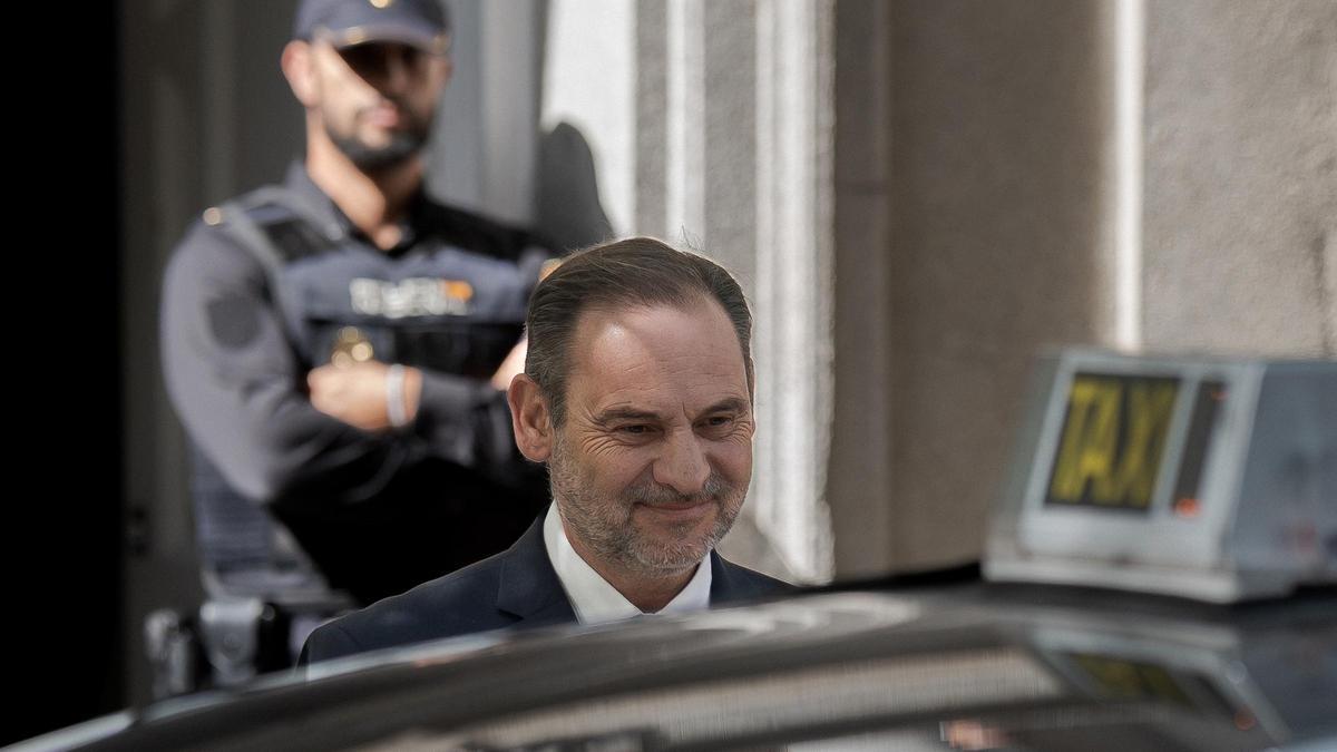 Archivo - El exministro de Transportes José Luis Ábalos a su salida del Tribunal Supremo, a 15 de octubre de 2025, en Madrid (España).