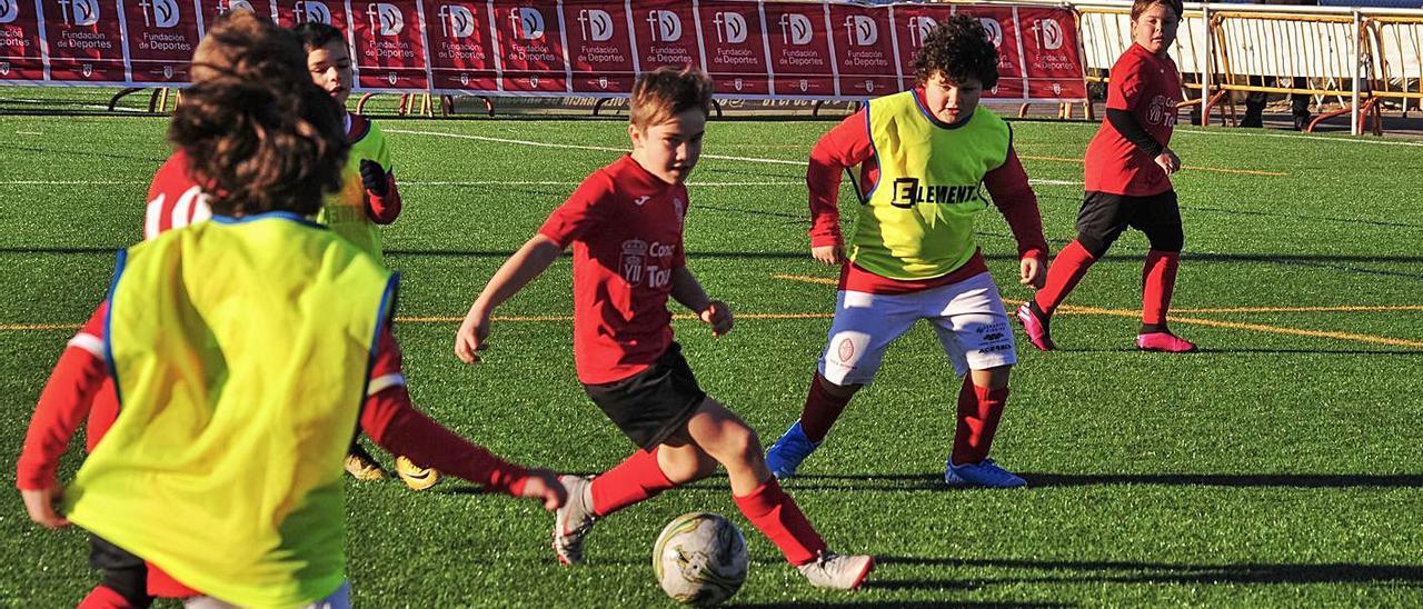 Un partido en el campo de fútbol de Bamio.   | // IÑAKI ABELLA