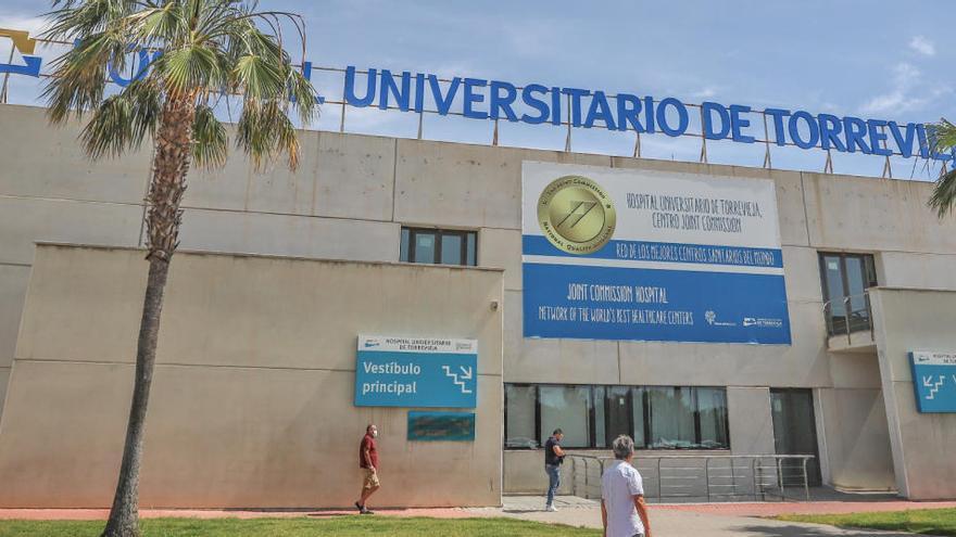 Acceso a la fachada principal del Hospital Universitario de Torrevieja/Foto Tony Sevilla.