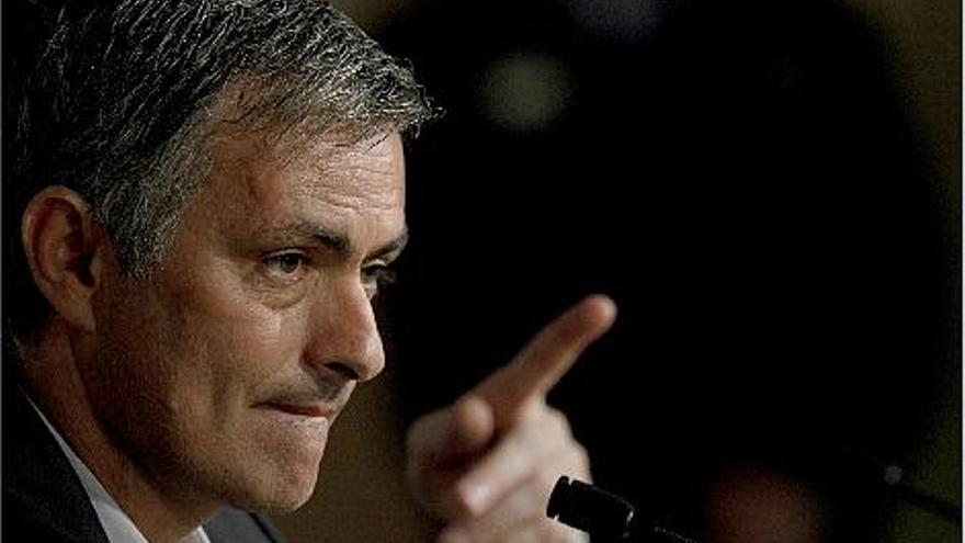 Mourinho hace un gesto durante su presentación como nuevo técnico del Real Madrid.