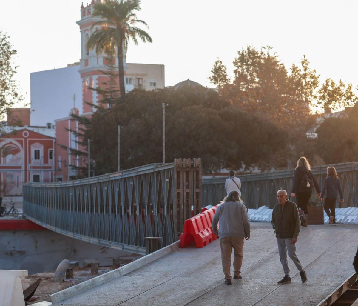 1.Viaducto de la A-7 colapsado por la dana. 2.Baipás construido por el Ministerio de Transportes 3. Tramo del AVE en Cheste. 4. Coches amontonados en la línea de Cercanías entre La Torre y Sedaví. 5. Viaducto de las Cercanías sobre el barranco del Poyo. 6. Línea de Cercanías en reconstrucción entre Silla y València. 7. Puesto de mando de FGV en València Sud.  | F.CALABUIG