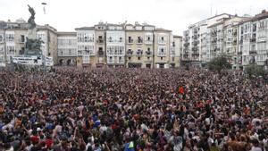 -FOTODELDÍA- . VITORIA, 04/08/2023.- El mítico personaje de Celedón desciende este viernes desde la torre de San Miguel sobre la multitud congregada en la Plaza de la Virgen Blanca de Vitoria para dar inicio a las fiestas de la capital alavesa. EFE/David Aguilar