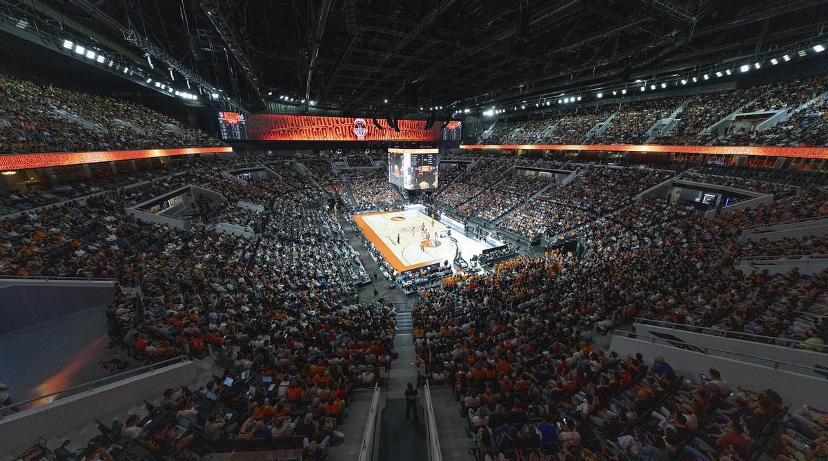 La espectacular panorámica del Roig Arena, con prácticamente un lleno en las gradas.
