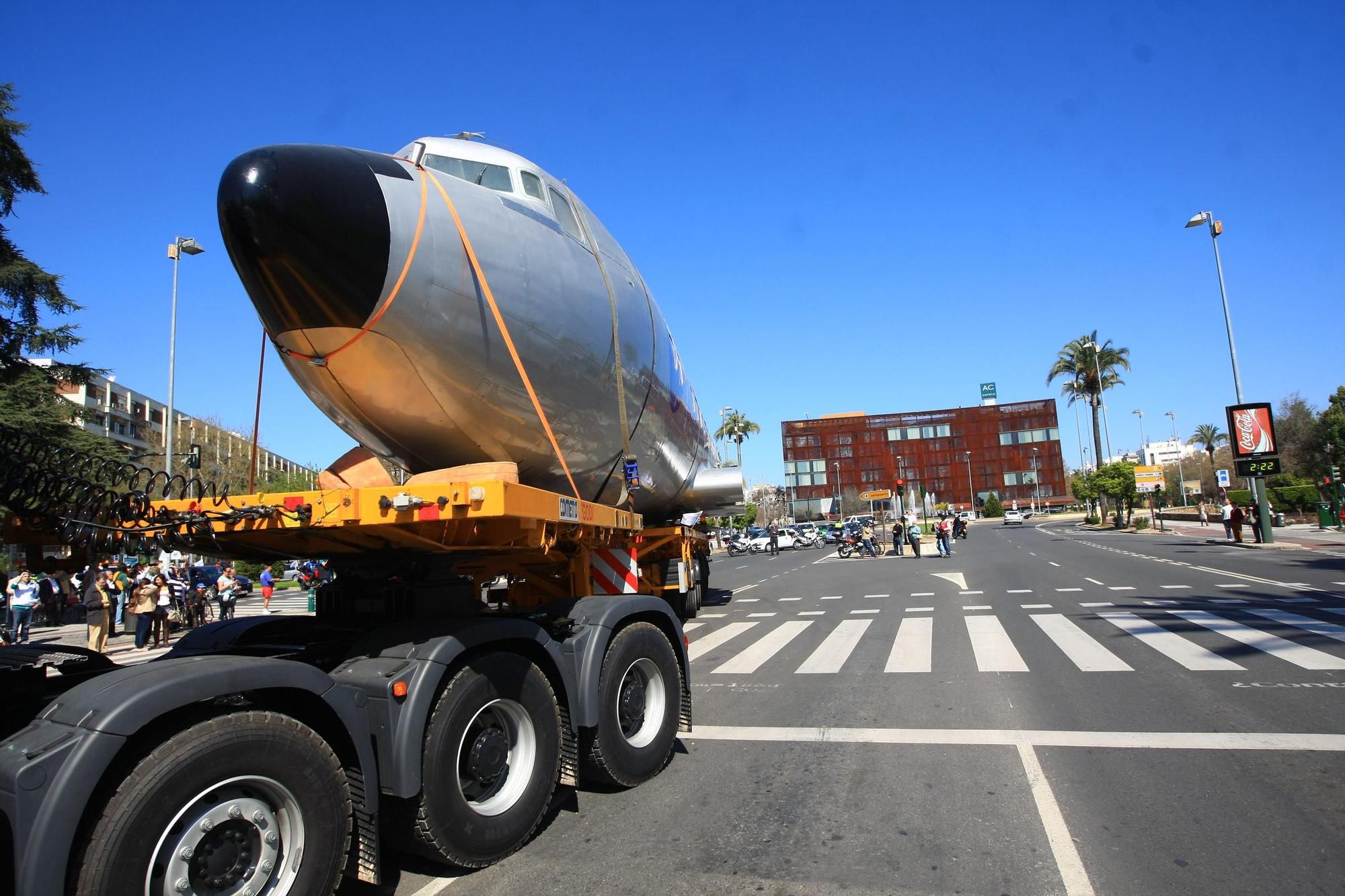 Así fue el multitudinario traslado del avión de Miraflores por el centro de Córdoba