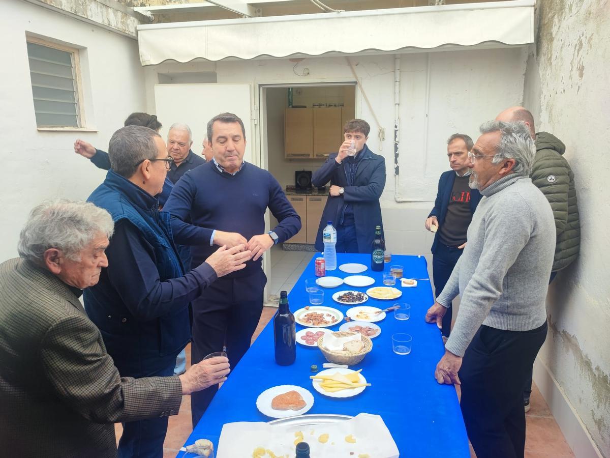 Un momento del encuentro este miércoles de los Amigos del Arroz con costra