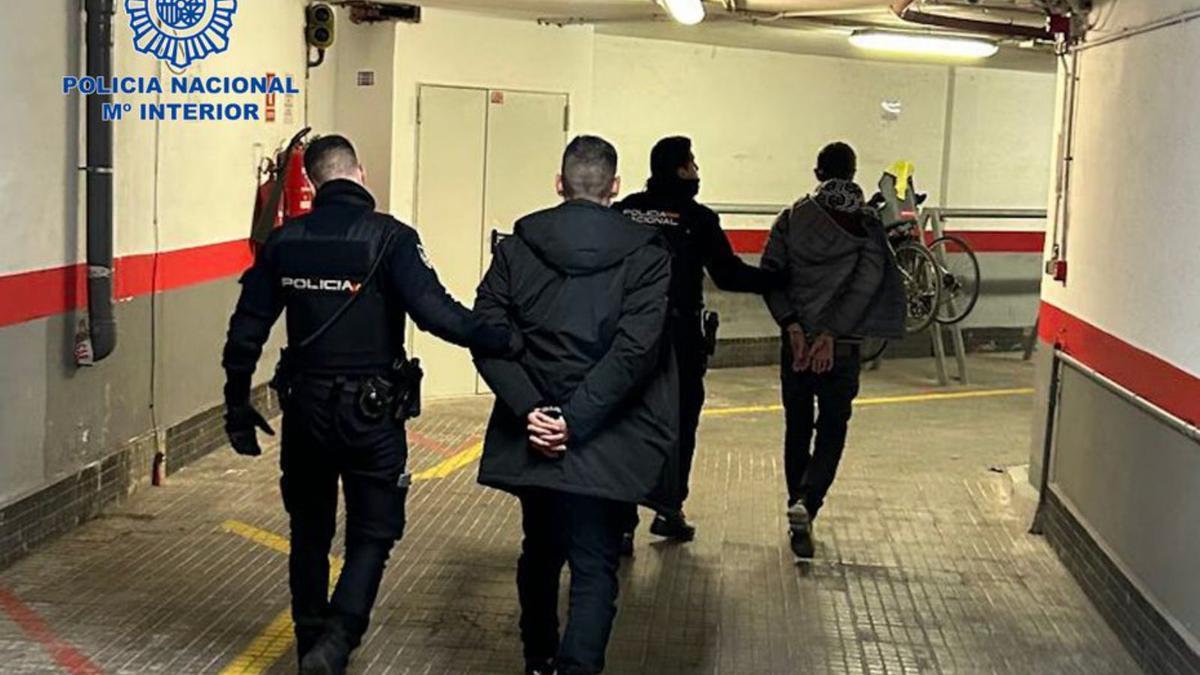 Dos de los sospechosos, tras ser detenidos en Palma. | POLICÍA NACIONAL